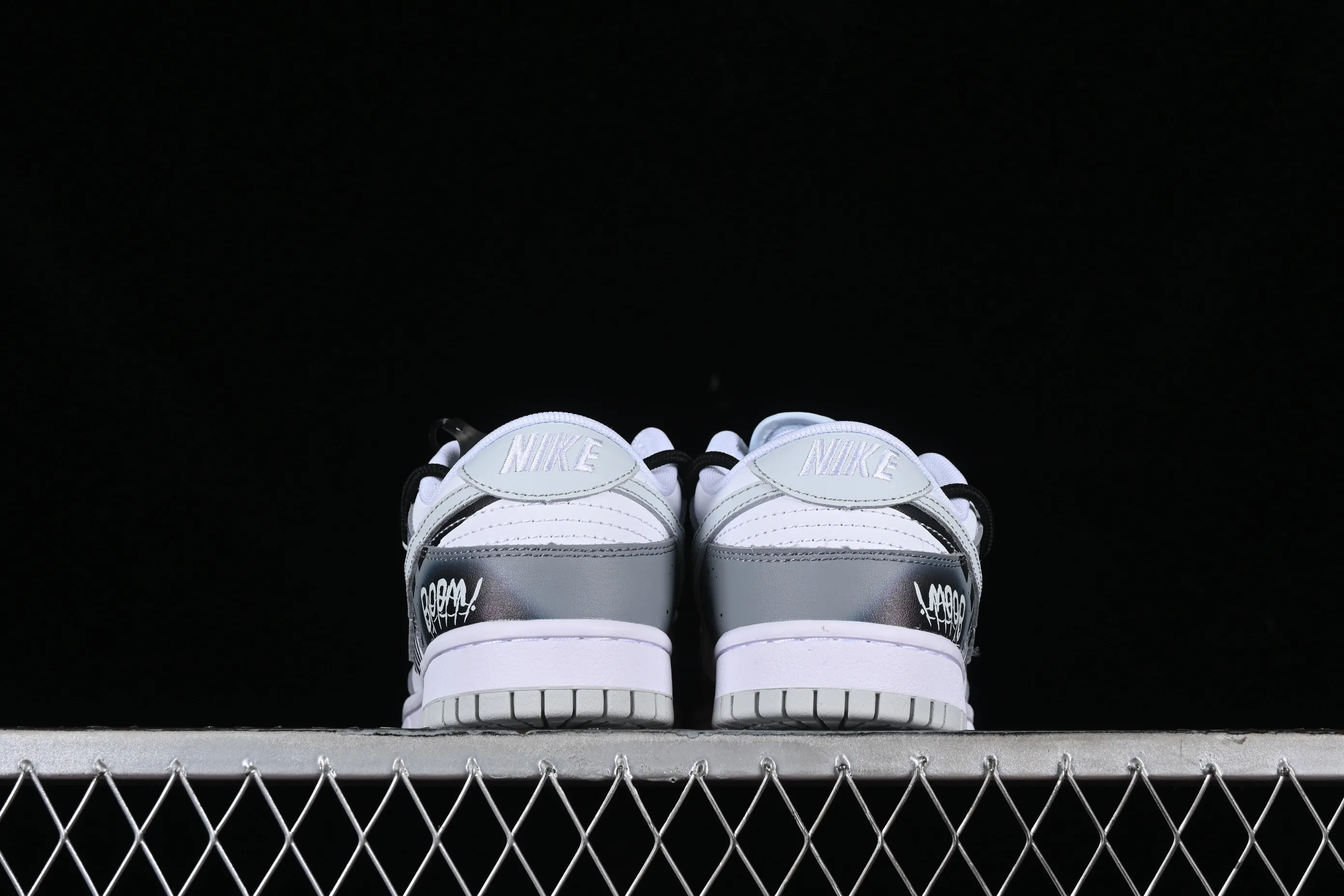 All categories Nk SB Dunk series Nk SB Dunk Low Low-top sneakers Nk Dunk Low Splash ink graffiti Double hook Halloween cross Old gradient SB strap low-top casual sneakers DV0831-101